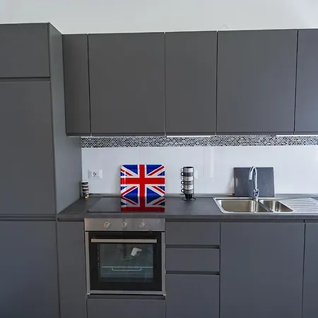 La Casa British Apartment *